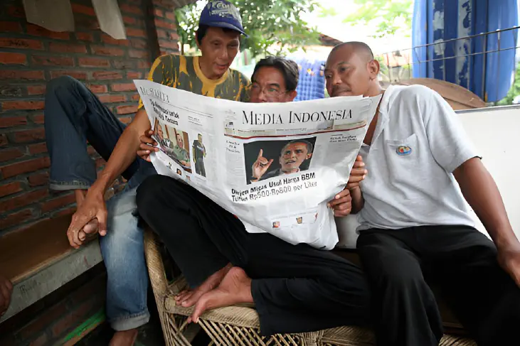 locals read newspaper